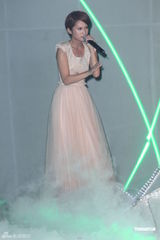 组图：杨丞琳新歌发表变熟女 耗资300万打造记者会