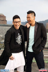 组图：黑人陈建州紧拥神似范玮琪女模