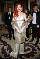 组图：林赛-罗韩出席首映金裙秀美背 红唇风骚献吻