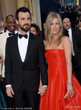 组图：安妮斯顿红裙大气 和男友贾斯汀秀恩爱