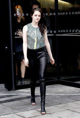 高清组图：克里斯汀-斯图尔特亮相巴黎时装周