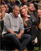 组图：碧昂斯与丈夫恩爱看球甜笑不止