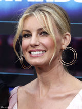 高清图：乡村音乐协会奖 菲丝-希尔秀大V领礼服