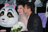 组图：香港艺人钱嘉乐汤盈盈结婚 接吻秀对戒