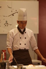 组图：《爱的蜜方》组织探班 郑元畅现场秀厨艺