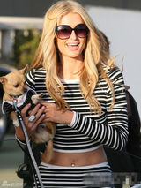 组图：名媛希尔顿秀蛮腰 肚脐镶钻石土豪气十足