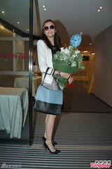 组图：应采儿喜得一子 好友黄伊汶看望