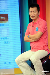 组图：孙敬媛运动装录节目 被黄健翔熊抱春光乍泄