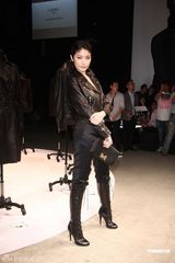 幻灯组图：陈慧琳出席服装发布会 黑色皮装酷劲十足