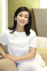 组图：秦海璐亮相活动 皮肤娇好知性气质