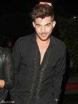 组图：亚当兰伯特现身洛杉矶 酒店遇神秘黑衣女