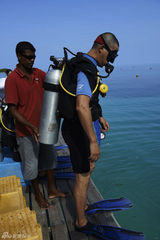 组图：陆毅鲍蕾马尔代夫潜水沙滩小憩