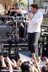 组图：马修-莫里森露天打歌发布首张个人专辑