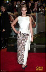 组图：饥饿游戏2首映劳伦斯优雅白裙露美背