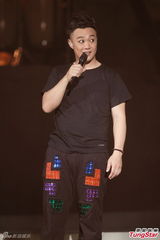 组图：陈奕迅演唱会化浓妆 搞怪献唱掀高潮