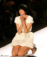 高清组图：超模阿格妮丝迪恩走秀跌倒 险些走光