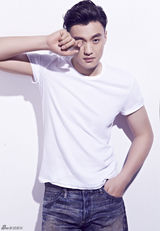 组图：周一围新写真大秀健康阳光男性美