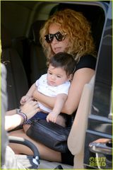 组图：夏奇拉携子赴巴黎 儿子清秀可爱似女孩