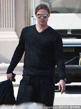 组图：朱莉术后皮特被狗仔围堵 眉头紧锁显沧桑