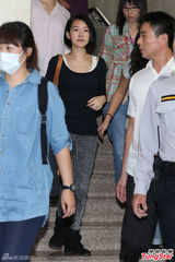 小S证人身份被传唤 神色疲惫白色肩带外露(图)