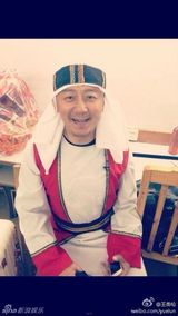 组图：电影《爸爸》曝花絮照 萌宝喂小动物有爱