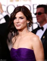 高清组图：桑德拉-布洛克透视紫裙现身 大展性感