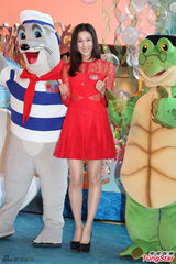 组图：钟嘉欣红色裙装亮相 笑容甜美大方秀美腿