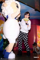 幻灯组图：周笔畅耍酷扮可爱 棒棒堂平底锅当贺礼 