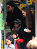 高清图：朱莉皮特全家威尼斯度假 希洛戴猴子帽