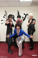 组图：F.I.R.世界巡演台湾站 Faye穿深V秀身材