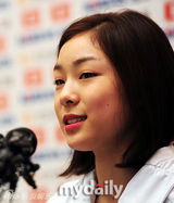 组图：金妍儿举行新闻发布会回应退役传闻