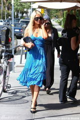 幻灯图：帕丽斯蓝色层叠礼服性感现身 搔首弄姿