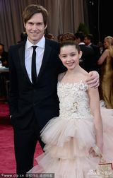 组图：小超模法提玛与编剧肖恩-克里斯汀森亮相