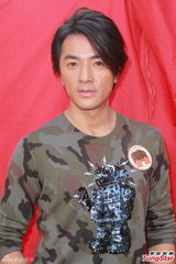 组图：郑伊健成模范邻居 搭档周秀娜拍微电影