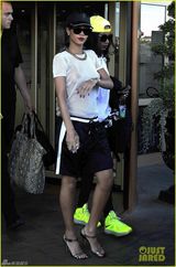 组图：蕾哈娜透视装坦胸露点 性感装束博眼球