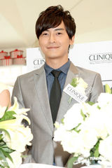 高清组图：郑元畅代言护肤品 自曝喜欢白皙女孩