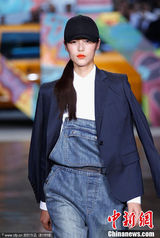 组图:中国超模再战纽约时装周 闪耀T台气势逼人