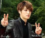 组图：金在中红毯脱衣吐舌逗粉丝 获奖感谢自己