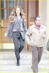 组图：凯蒂-贝金赛尔新片伦敦热拍 片场傻笑