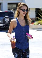 组图：杰西卡-阿尔芭蓝色小背心搭印花裤