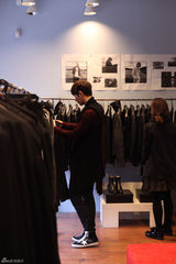 组图：韩星朴海镇上海购物装扮时尚