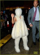 组图：GAGA获男友甜蜜献吻庆生 造型似猴头菇