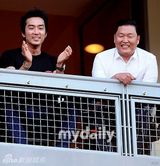 组图：少女时代宋承宪等捧场美国职业棒球比赛