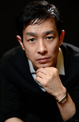 组图：电影《如沐爱河》演员写真 高梨临白裙清纯