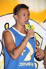 组图：何韵诗捧场篮球记者会 余文乐大方送拥抱