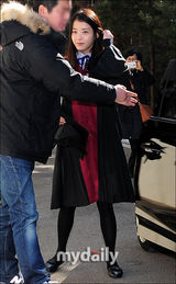 组图：韩国女歌手IU回母校参加高中毕业典礼