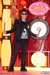 组图：潘玮柏亮相香港签唱会 又唱又跳high翻场