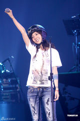 组图：陈绮贞香港演唱会化身天使 “展翅”高歌