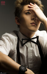 组图：陈翔曝光最新宣传照 优雅中展露成熟