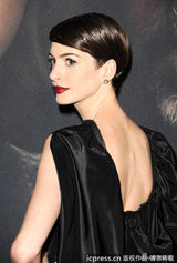 组图：海瑟薇俏皮短发抢眼 阿曼达宝石抹胸裙美艳